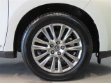 純正のアルミホイール装着車です。タイヤサイズは235/55R18です。