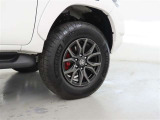 装着タイヤサイズは、265/70R18です。純正アルミホイールを装着しております。