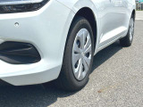 【届出(登録)済未使用車とは】自動車の分類では「新車」「中古車」この2種類しかありません。走行距離が100km未満かつ初度登録または初度届出された車両を「届出(登録)済未使用車」と呼んでいます。