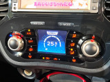 【オートエアコン】一度お好みの温度に設定すれば、車内の温度を検知し風量や温度を自動で調整。暑い&hellip;寒い&hellip;と何度もスイッチ操作をする必要はありません。快適な車内空間には必須の機能ですね♪