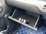 助手席側にあるグローブボックスには車検証もバッチリ入ります♪