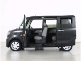 お車は展示前にルームクリーニングと除菌を実施!展示中もシート、ハンドル、シフトにはビニールと足元にはマットを敷いて展示してあります!!