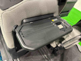 飲み物や食べ物を気軽に置ける格納式シートバックテーブルを、運転席と助手席の背もたれにご用意。車内の休憩も快適です!