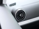●ジェットエンジンをイメージさせるデザインのエアコン吹き出し口が、スタイリッシュなインテリアにアクセントを添えます。