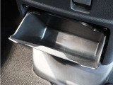 【センターロアボックス】車内に置いておきたい小物を収納するのに便利です。
