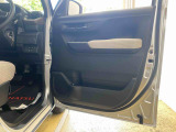 最も気になる室内は、特にこだわってクリーニングしております。マットやシートだけではなく、エアコンの吹き出し口やドアノブの隙間など、様々なブラシや道具を使い分けて、隅々までクリーニングしております。