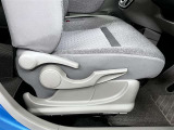 運転席シートはリクライニング機能に加えて上下にも調整可能です!