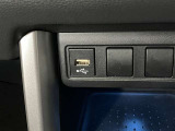 スマートフォンやお手持ちの機器のバッテリー残量が少なくなっても、運転中に充電ができるので安心ですね!