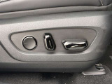 運転する時はドライビングポジションが気になりますよね。パワーシートで座席位置の微調整もしっかりできます。高級感がある装備としても人気があります。