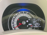 視認性の高いメーターパネルは、運転に必要な情報を一目で確認できます。落ち着いたデザインで、ドライバーをサポートします。