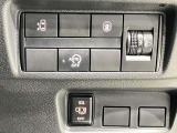 左側電動スライドドアは、子供の送り迎えの際に運転席からドアの開閉ができるので便利です。ルーフが高いので大人のかたの乗り降りもしやすいですよ★