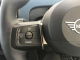 【アクティブクルーズコントロール】一定速度での巡航はもちろん、前方の車両との距離を一定に保ちながら自動で加減速を行います。BMWは車両停止までの制御が可能となりますので、渋滞時には大変嬉しい機能です。