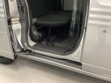ホンダ車の低床ボディは乗りやすく、足元も広びろですよ。