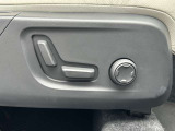 運転席シートは自動で細かな調節が可能です。