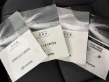 メンテナンスノート、取扱説明書です。 その車の整備記録が事細やかに記録されています。 車が生まれてから今までどのような道を歩んできたのか判るとても重要な物ですよ。