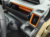 カップホルダーは運転席や助手席からちょうど手の届く位置です!!