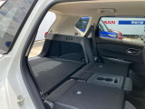後席を倒すことでより大きい荷物や長い荷物を積むことができます!