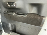 お客様に気持ち良く乗っていただけるよう、工具を使わず取り外せる部品は全て取り外し清掃しております。シート可動の場合は、シートを動かし裏側まで清掃を行っております。