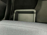 助手席シート下には車検証などが収納できるスライド式の収納BOXがついています。