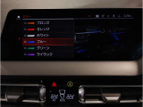 【ⅰドライブナビゲーション】文字情報も鮮明に表示する高解像度カラーディスプレイを採用。視認性に優れた地図デザインと特徴的な建造物を目印にした描写表示で現在位置を把握できます。地図データの更新も可能です