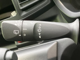 雨の日の運転をサポートするワイパーレバー。操作しやすい設計で、視界を確保し、安全な運転をサポートします。
