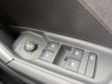 運転席側のドアインナーパネルになります。各席のウィンドー操作、ドアミラーの調整が行えアウディいらしいスイッチ操作感覚を味わえます。