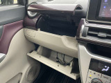 車検証などの収納に便利なスペース!