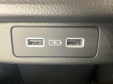 その下には充電可能なUSB端子が2個ついています。移動中に充電もできるので便利です。