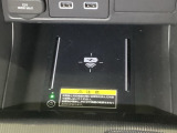 スマホを置くだけで充電できるワイヤレス充電器!ケーブルの抜き差しが不要なのでとても便利です♪