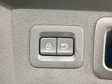 【パワーバックドア】スマートキーや運転席のボタンを押すだけでリアゲートが自動で開閉します!荷物を持っている時や、高い位置にあるバックドアを閉める際に便利な機能です♪