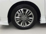 純正アルミホイールが車の雰囲気を引き立てますね!