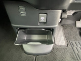 運転席と助手席の間にちょっとした収納があるので非常に便利です!