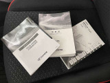 メンテナンスノート、取扱説明書です。 その車の整備記録が事細やかに記録されています。 車が生まれてから今までどのような道を歩んできたのか判るとても重要な物ですよ。