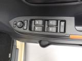 運転席側には 集中スイッチ(全ドアを操作するスイッチ) があり、運転席から乗員全員分の窓をコントロールできます。