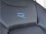 上質なナパレザーシートにR専用ロゴをあしらった、特別感のあるインテリアです。