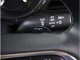 【パドルシフト】ハンドルから手を離さずに素早くシフトアップ&ダウンができるので、エンジンブレーキを使う下り坂や高速道路の合流で加速したい場面で役立ちます。
