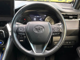 インテリアに合わせたデザインのステアリングは、運転される方のことも考え、運転しやすい形状、大きさです。是非一度、実際に触ってお確かめください。
