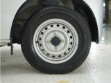 ◆純正ホイール装着車◆シンプルなデザインのホイールキャップ付きです。