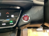 【ENGINE START/STOP】スマートキーをポケットやバッグに入れたままで、キーを差し込むことなくボタンを押すだけでエンジンが始動します。