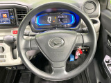 インテリアに合わせたデザインのステアリングは、運転される方のことも考え、運転しやすい形状、大きさです。是非一度、実際に触ってお確かめください。