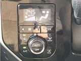オートエアコンで車内快適♪ご希望の温度に設定すれば風向きや風量を自動で調整してくれますよ!