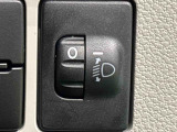 対向車や先行車への配慮が可能。積載物の状況に応じてヘッドライトの照射角度を手動調整できるスイッチ。