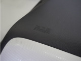 ◆助手席エアバッグ◆SRSエアバッグは、シートベルトだけでは防ぎきれない衝突時の衝撃から乗員を守るための安全装置。衝突時に瞬時に膨らみ、頭部や胸部がダッシュボードに直接衝突するのを防ぎます。