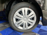【ホイールキャップ】自動車の車輪の外側取り付け部につける円盤状のおおいで、締め付けボルトなどを保護し装飾をも兼ねてますよ☆
