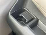 ロングドライブには欠かせないドリンクホルダー装備。