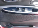 運転席側のドア内側です。パワーウィンドーのスイッチなどががコンパクトにまとまっています。フロントドアポケットはボトルホルダー付です。