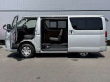 スライドなので、狭い駐車場でも乗り降りが楽です!