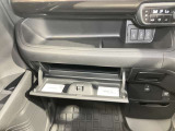 車検証など入れれるグローボックス★車検証はもちろん急な雨に備えて折りたたみ傘を収納するのもオススメです★
