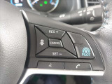 高速道路単一車線の運転支援機能、「プロパイロット」のステアリングスイッチ。一般道では先行車追従機能のアダクティブ クルーズコントロールのみご使用頂けます。
