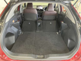 大きなモノを載せたい時は、後席を分割で倒すことも出来ます!